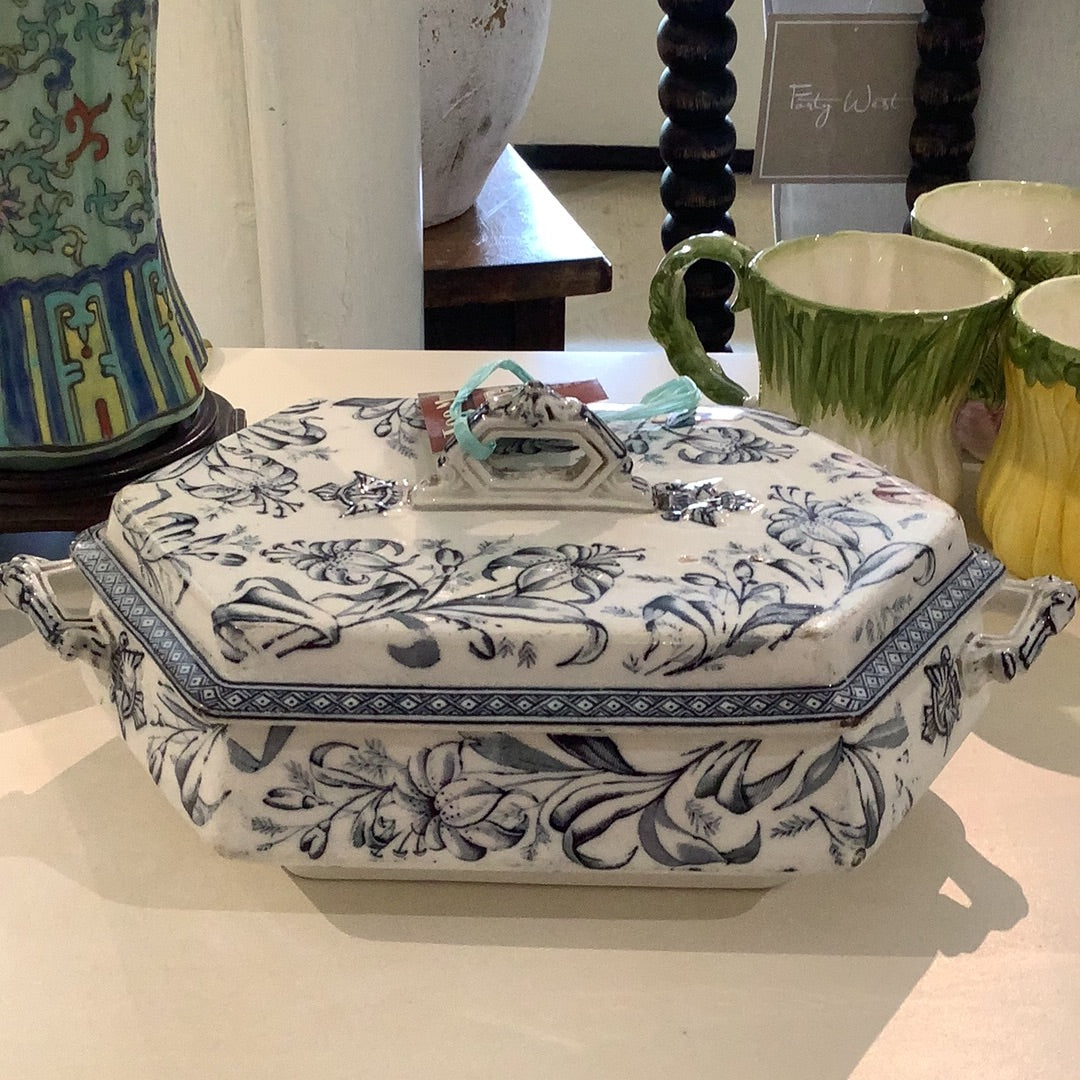 WEDGEWOOD LILY COVERED BOWL