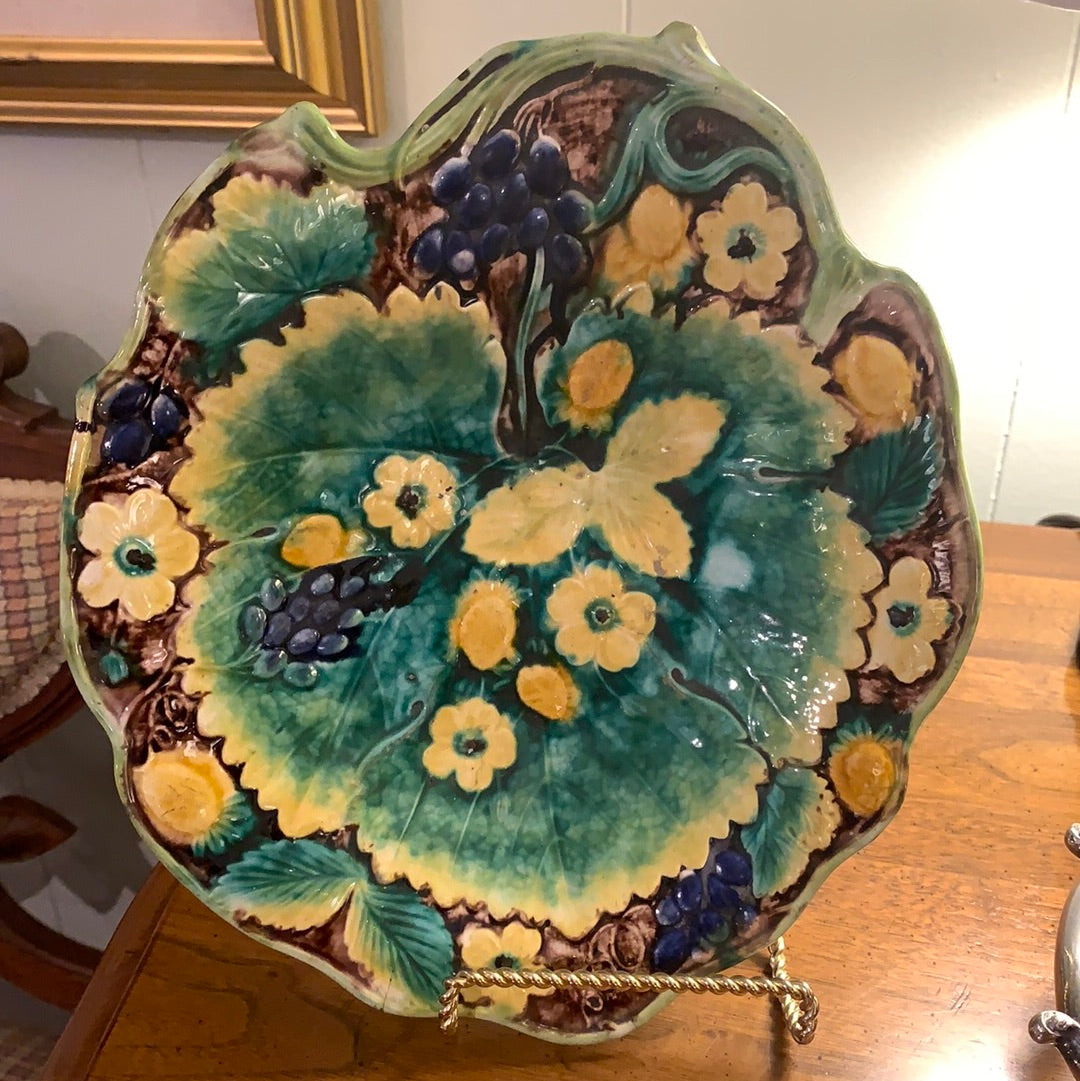 GRN. MAJOLICA PLATE w/GRAPES