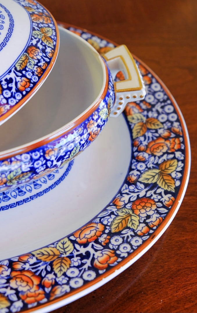 ANTIQUE COVERED DISH WITH PLATT