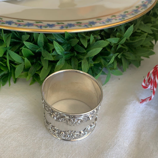 REPOUSSEE FLORAL NAPKIN RING
