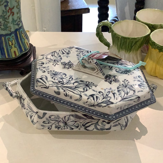 WEDGEWOOD LILY COVERED BOWL